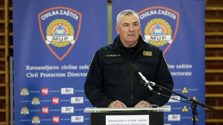 Unatoč sastanku sa zaraženim zastupnikom, ravnatelj policije i pomoćnik ne moraju u samoizolaciju