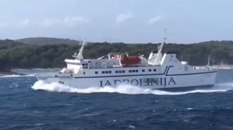 Zbog jakog juga: Trajekt 'Bartol Kašić' se kroz valove probijao,  izdano i upozorenje