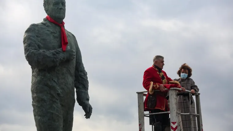 Kravate na spomenicima banu Jelačiću i Franji Tuđmanu: Znate li je zavezati?