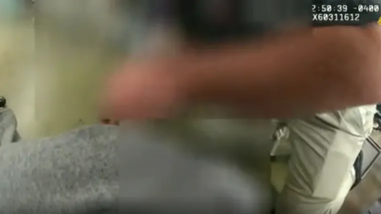 Pogledajte dramatični video: Učenik se sru&scaron;io u &scaron;kolskoj kantini, u pomoć mu je priskočio zamjenik &scaron;erifa