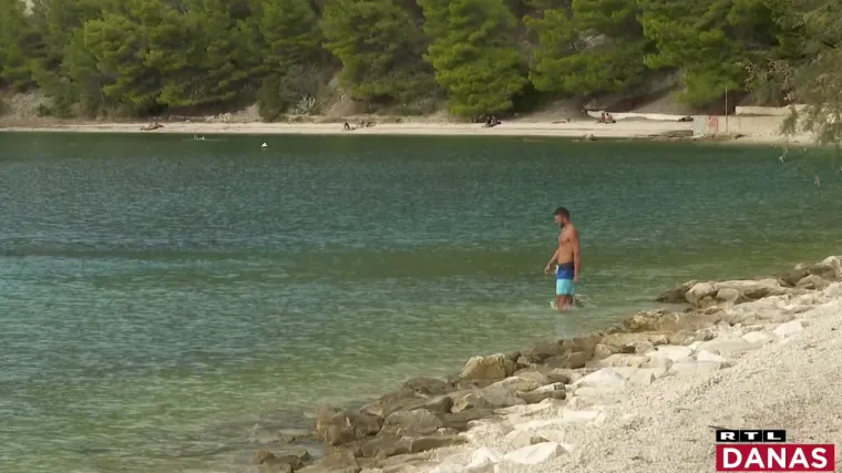 Sunce izmamilo kupače u Splitu: 'Svi se zabili doma, korona, strah, umisto da jačaju imunitete'