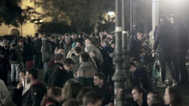 FOTO Dok korona bukti i odnosi živote, stotine mladih ispred HNK i sinoć je bilo na koronapartyju!