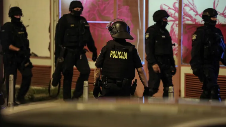 U policijskoj akciji nakon napada na Markovom trgu najmanje jedna osoba uhićena, zaplijenjeno i oružje