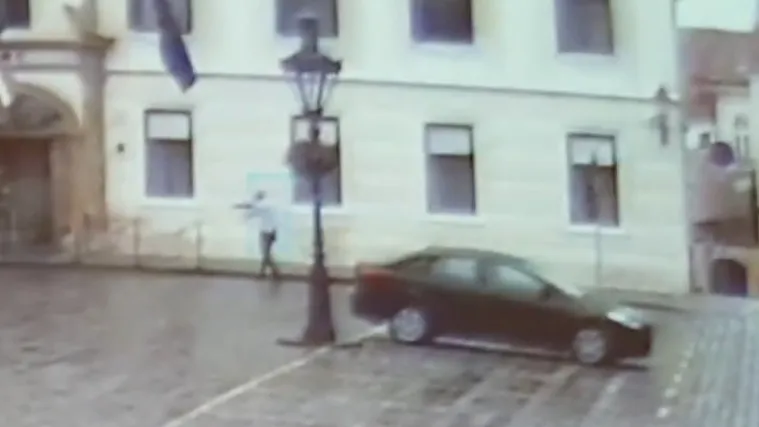 UZNEMIRUJUĆE Objavljena snimka napada Danijela Bezuka na zgradu Vlade!