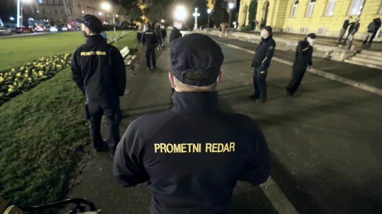 Nema vi&scaron;e zabave! Redari i policija prekinuli najveći koronaparty u Zagrebu, vikali im: 'Lopovi!'