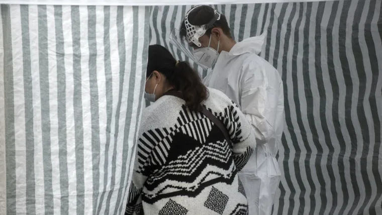 U zadnjih tjedan dana preminulo je vi&scaron;e od 8000 ljudi; Hrvatskoj 819 novozaraženih