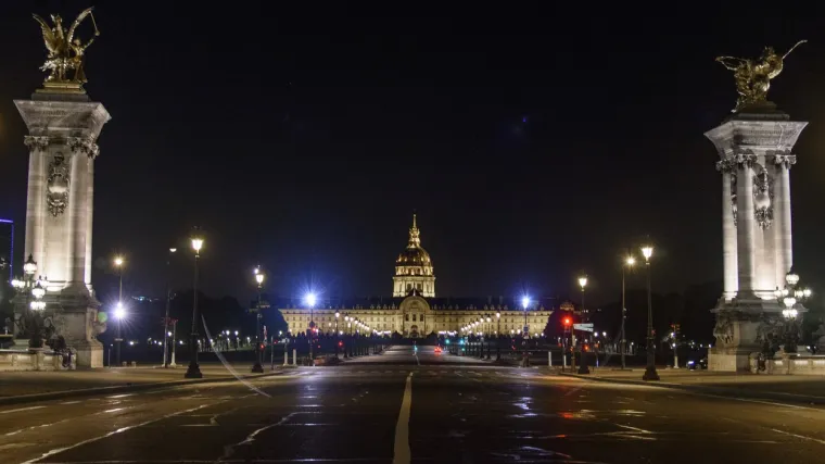 Ulice metropola opustjele, uvode se policijski satovi i crvene zone, zatvaraju se barovi, teretane, &scaron;kole...