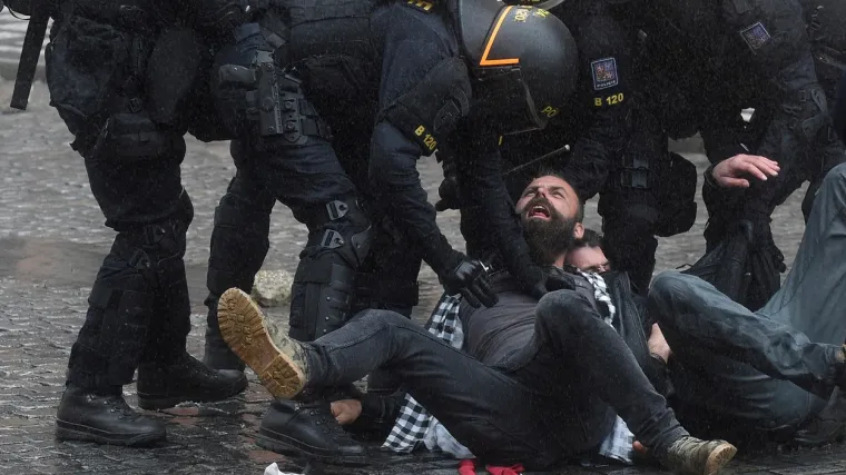 Prosvjednici protiv lockdowna u&scaron;li u otvoreni sukob s policijom, vi&scaron;e desetaka ozlijeđenih