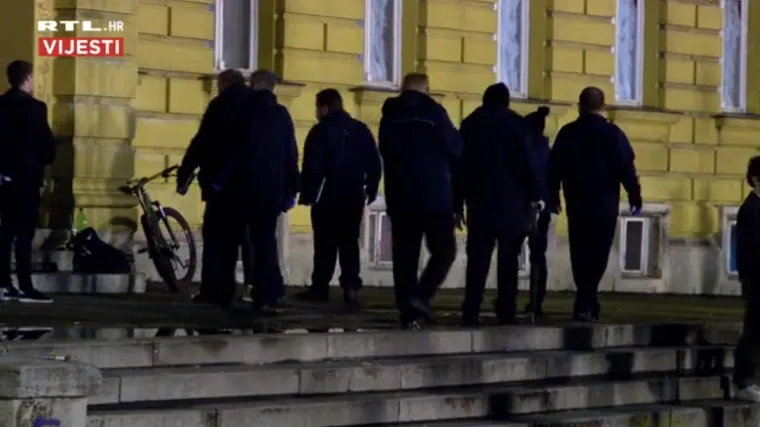 Pogledajte kako su policajci i redari sinoć 'raščistili' plato ispred HNK-a