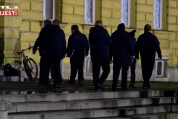 Pogledajte kako su policajci i redari sinoć 'raščistili' plato ispred HNK-a