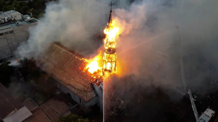 Nasilje je buknulo gotovo odmah, u Santiagu zapaljene dvije crkve