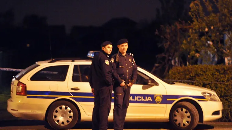 Autom uletio kroz zid u kuću i poginuo