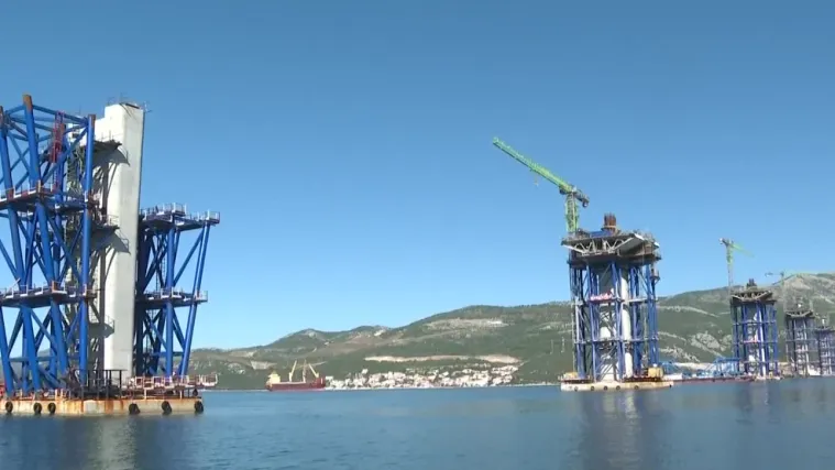 Radovi na Pelje&scaron;kom mostu u punom su pogonu: Promet će biti moguć i prije zavr&scaron;etka 30 km cesta, otkriveno kada