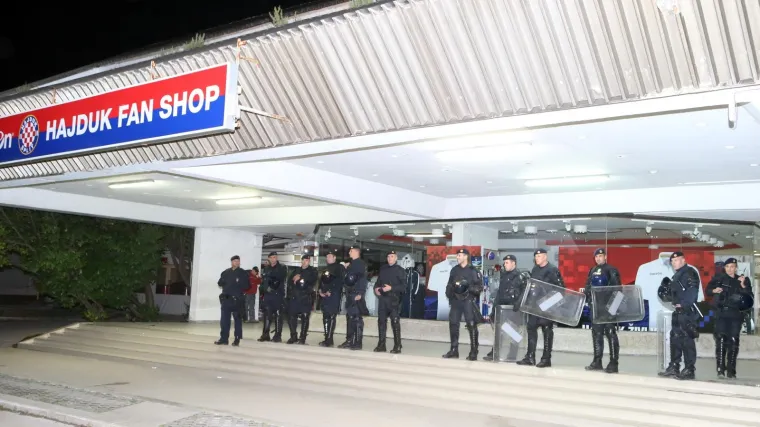 Krizni sastanci, trening kasni vi&scaron;e od sat vremena, policija čuva igrače dok su u klubu...