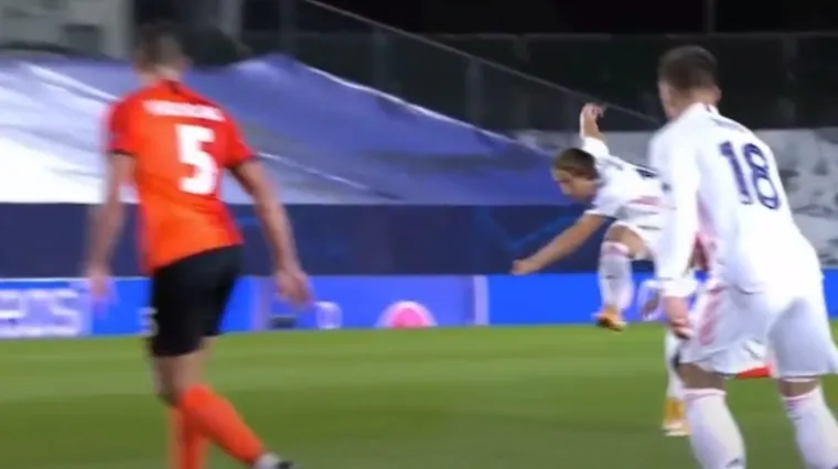 Primio je loptu i zakucao dalekometnu bombu s vi&scaron;e od 25 metara za TV &scaron;pice