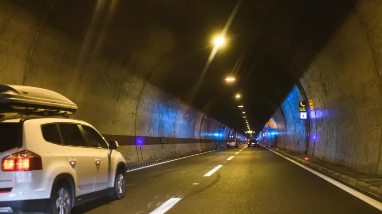 Brz i žestok: Mladić Touaregom jurio 188 kilometara na sat kroz tunel. Snimio ga presretač