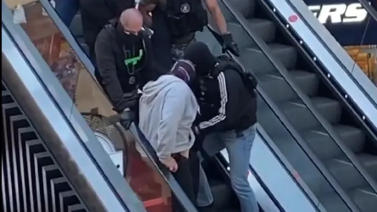 VIDEO Pogledajte snimku kako policajci s 'fantomkama' iz zagrebačkog &scaron;oping centra iznose zamaskiranog uhićenog mu&scaron;karca