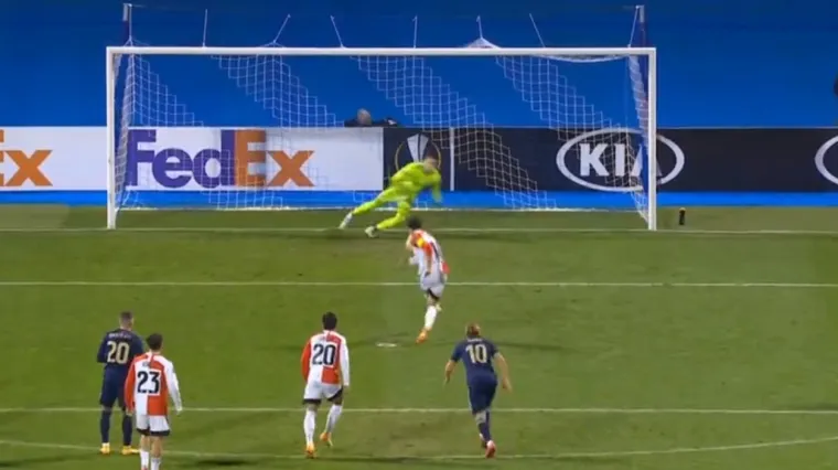 Pogledajte kako je 'skinuo' penal kapetanu Feyenoorda