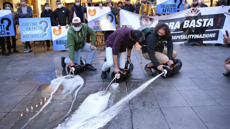 Ne žele karantenu: U Napulju se cijelu noć prosvjedovalo protiv policijskog sata i zatvaranja regije