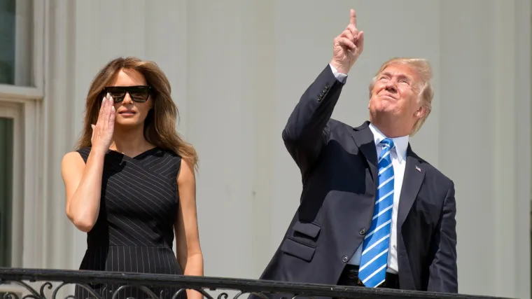 SKANDALOZNE FOTKE MELANIJE TRUMP IZ NEKOG DRUGOG VREMENA: Prva dama gola golcata, i u klinču s - drugom ženom!