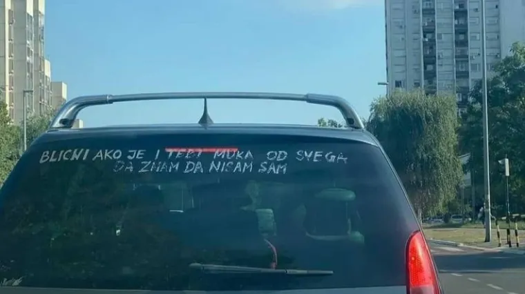 Vozač iz Beograda oduševio porukom na automobilu; 'Blicni da znam da nisam sam'