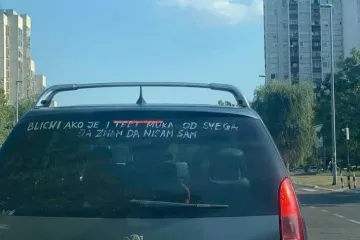 Vozač iz Beograda oduševio porukom na automobilu; 'Blicni da znam da nisam sam'