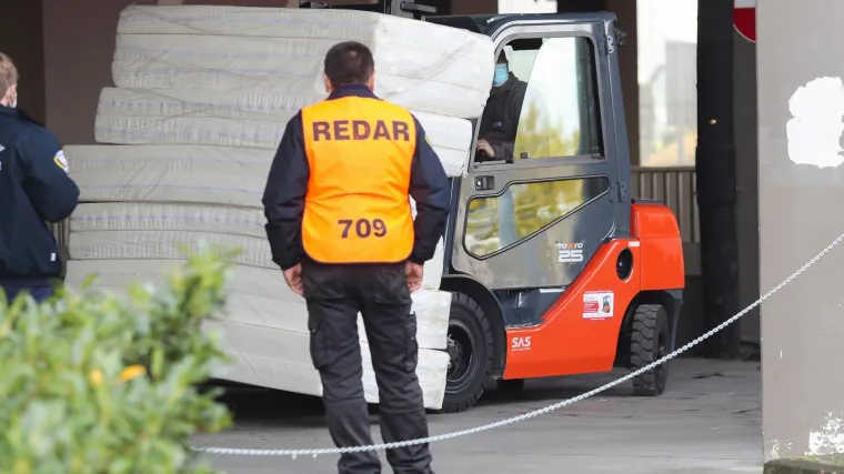Počelo je postavljanje kreveta u dvorani Arene Zagreb, pogledajte fotografije