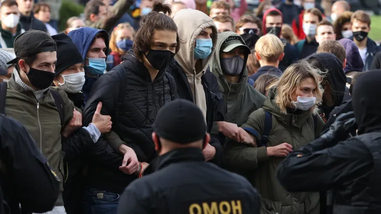 'Maskirani policajci izvlače ljude iz masa'