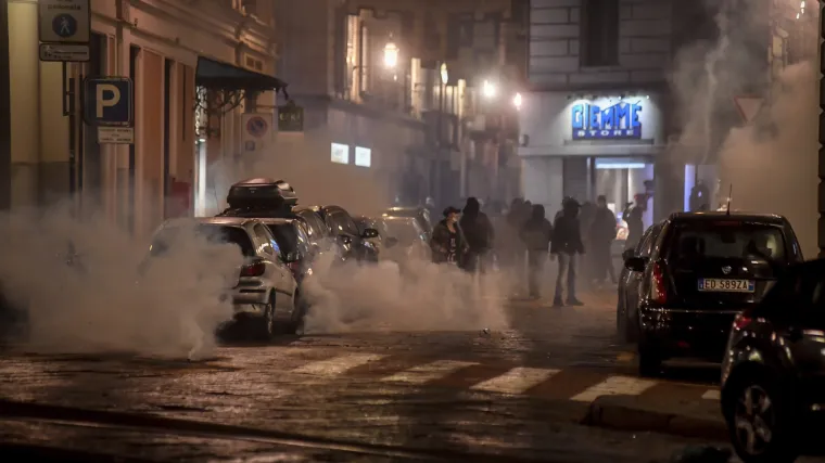 Kaos u Italiji: Talijani na ulicama bijesni zbog novih mjera - razbijali izloge i bacali dimne bombe