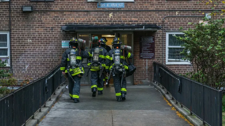 Mlada djevojka spa&scaron;ena u dramatičnoj akciji, stajala je na terasi zapaljenog stana