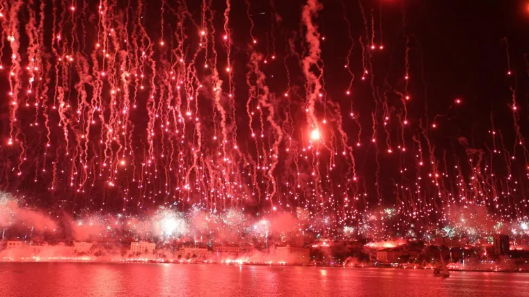 FOTO Spektakl na nebu iznad Splita: Nestvarni kadrovi Torcidine bakljade za njihov 70. rođendan