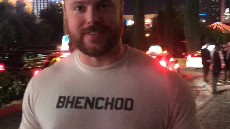 Zapanjio se kada je konačno otkrio &scaron;to pi&scaron;e na majici koju mu je poklonila biv&scaron;a