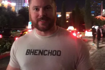 Zapanjio se kada je konačno otkrio &scaron;to pi&scaron;e na majici koju mu je poklonila biv&scaron;a