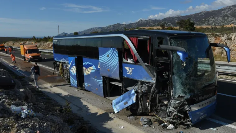 Autobus sletio s ceste, ozlijeđeno 23 ljudi; 'Vidio sam krv okolo, neki su ležali na cesti'
