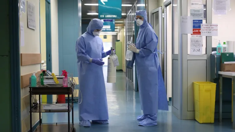 'Držite maske, kvragu! Pa to bi i bedak shvatil. Neki čak bolje izgledaju s njom'