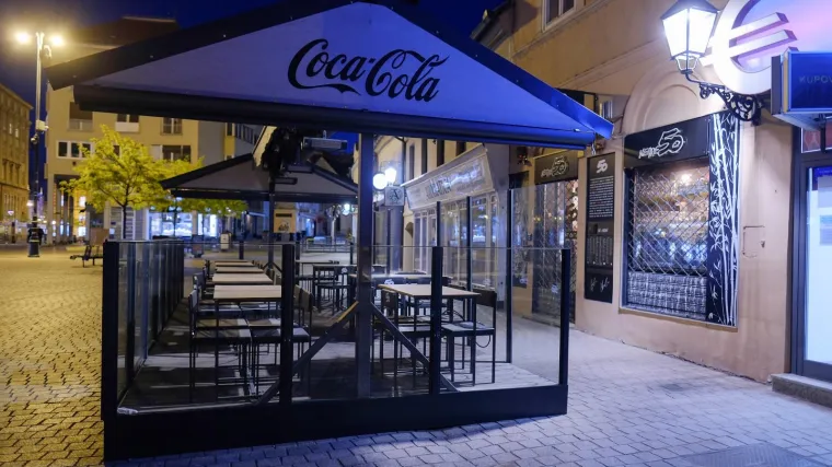 Nemoguć izbor pred Vladom: O&scaron;tre mjere ili spora agonija?