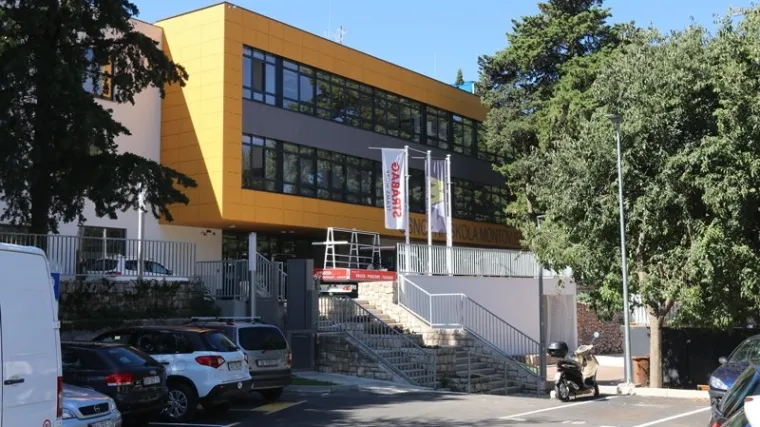 &Scaron;est razreda jedne osnovne &scaron;kole nastavu prati online; 'Treba izbjegavati međusobno igranje'