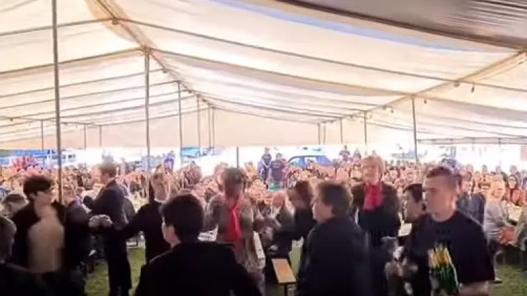 Nakon mise - kolo i ples: Susjedi u BiH zaboravili na mjere, distancu, maske...