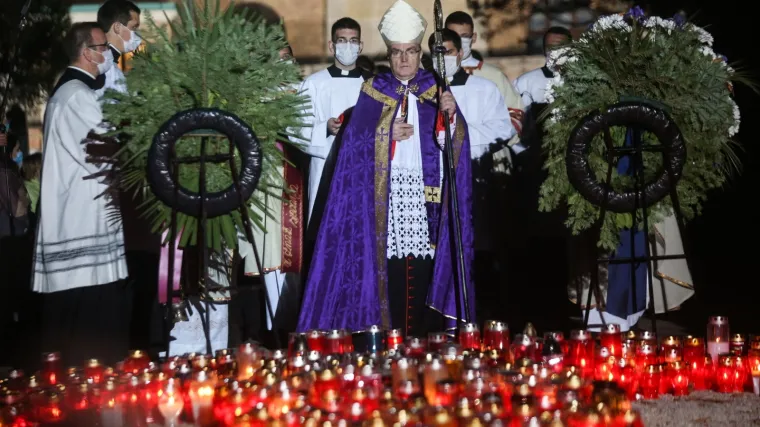 Bozanić predvodio misu na zagrebačkom groblju Mirogoj: 'Blagdan Svih svetih &scaron;iri vidike'