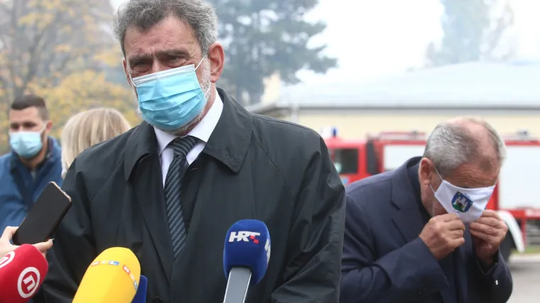 FOTO Hoće li gradonačelnik Bandić do kraja pandemije naučiti staviti masku?