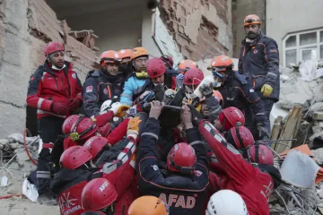 Spasioci iz ruševina izvukli dvije djevojčice: 'Primila me je za palac i nije puštala'