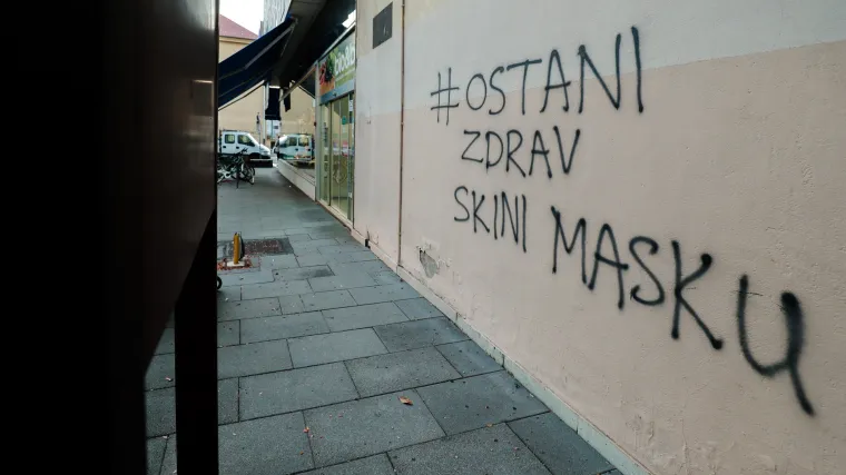 Na zagrebačkoj robnoj kući novi grafit: 'Ostani zdrav, skini masku'