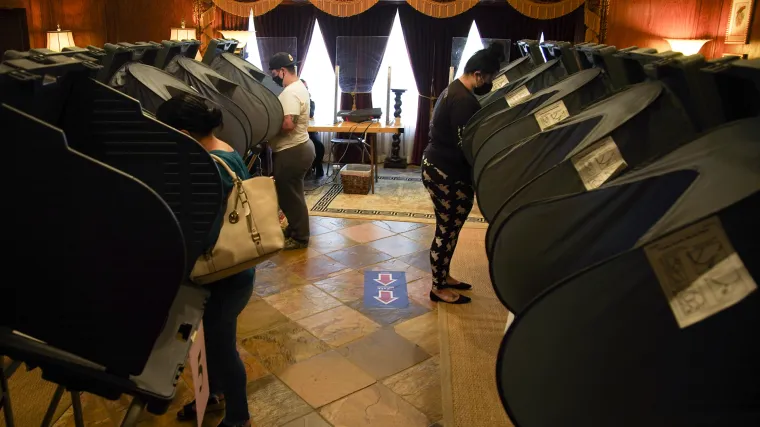 Amerika očekuje prve rezultate: Predviđa se da će Trump osvojiti Indianu i Kentucky, a Biden Vermont i Virginiju