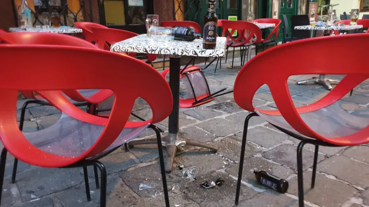 Položeni vijenci na mjestu stra&scaron;nog događaja u Beču, policijska operacija jo&scaron; traje