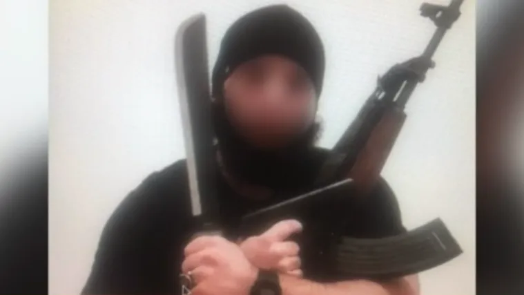 Njemački mediji objavili fotografiju mu&scaron;karca za kojeg policija sumnja da je terorist iz Beča. Pozirao s pu&scaron;kama i mačetom, a stavio i znakovitu poruku
