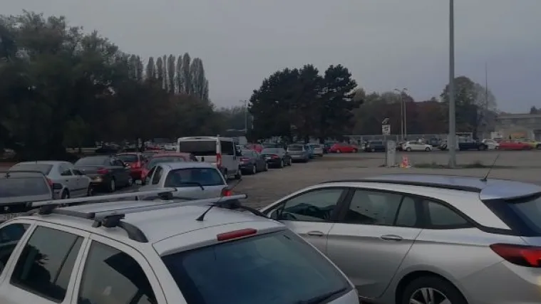 VIDEO Kolone u cik zore: Covid testiranje na Velesajmu još nije bilo otvoreno, a red nikad veći