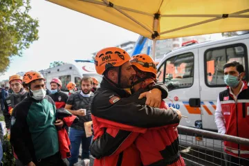 Turski spasioci obustavili potragu, u razornom potresu u Izmiru najmanje 114 poginulih