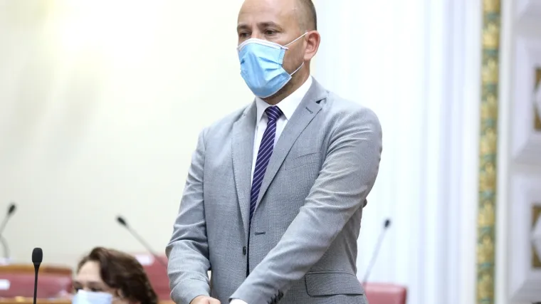 'Vi se hvalite mjerama, kao &scaron;to bi se kapetan Titanika hvalio novim ogradama, da ložači imaju nova odijela i da je brod pun ugljena'