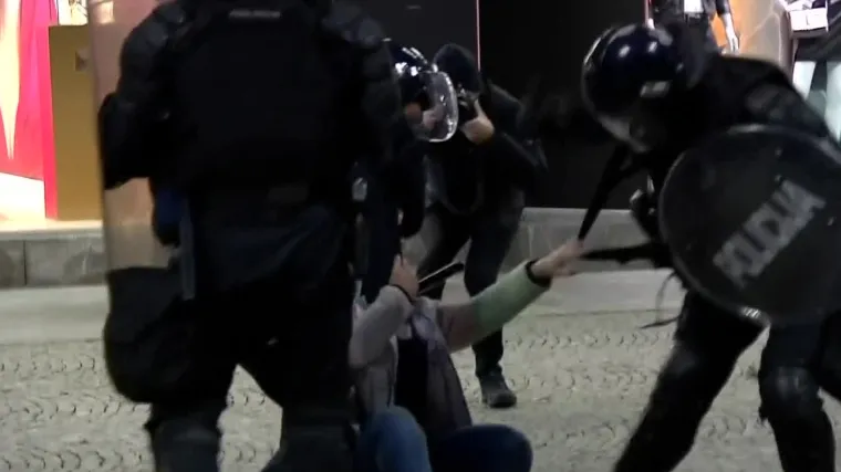 Svi detalji jučera&scaron;njeg kaosa u srcu Ljubljane. Prosvjednike je rastjerivala konjica, a prvi put nakon osam godina i vodeni topovi