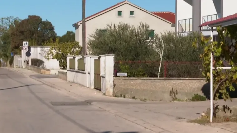 Kr&scaron; i lom u Crnom kod Zadra. Kamionom se zabio u kuću i uni&scaron;tio dvori&scaron;te u kojem su se igrala djeca